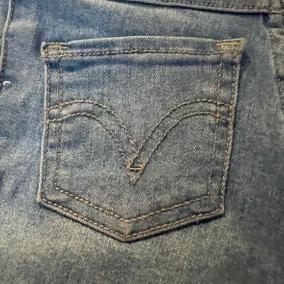 Levi’s 2T light wash 5-pocket belted zippered button closure blue denim shorts - Picture 6 of 10